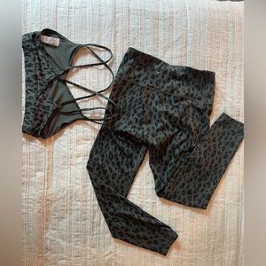 Old navy med compression leggings with matching med sports bra